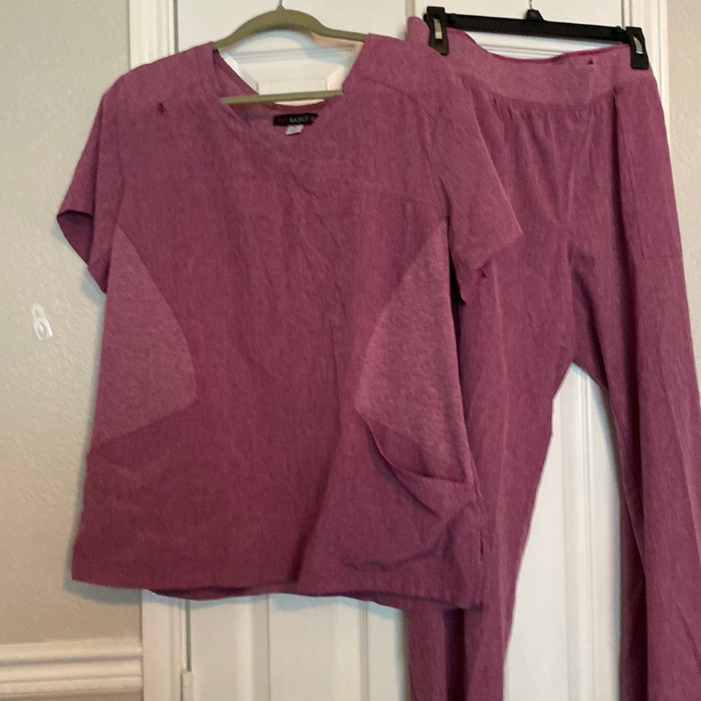 Scrub set XL top and bottom light maroon color. Excellent condition stretchy